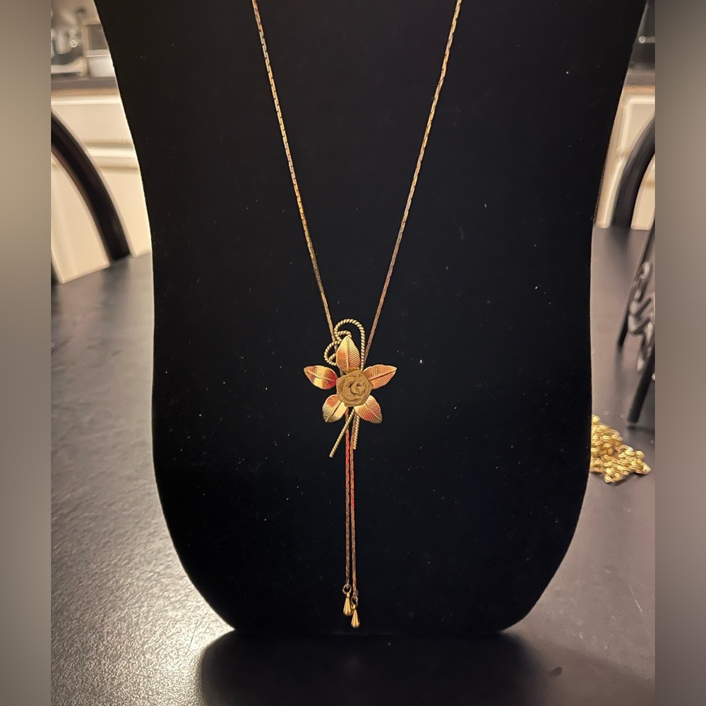 Elegant Gold Flower Pendant Necklace